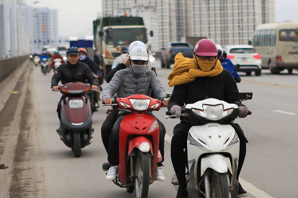 Chùm ảnh: Người dân Hà Nội khoác cả chăn bông, mặc áo mưa xuống phố để tránh rét